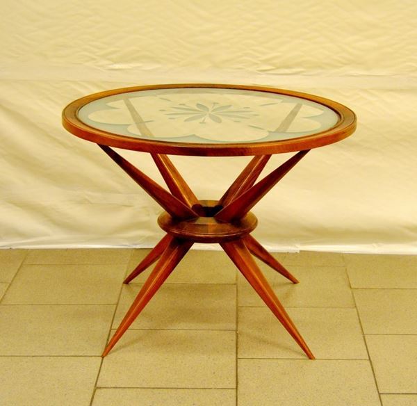 Tavolino scandinavo, anni '60, piano in vetro circolare decorato a fiori, fusto in noce, alt. cm 52, diam. cm 68