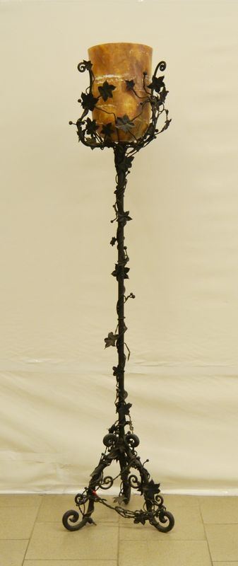 Lampada da terra, in ferro battuto, lavorato a foglie, campana in alabastro, alt. cm 165
