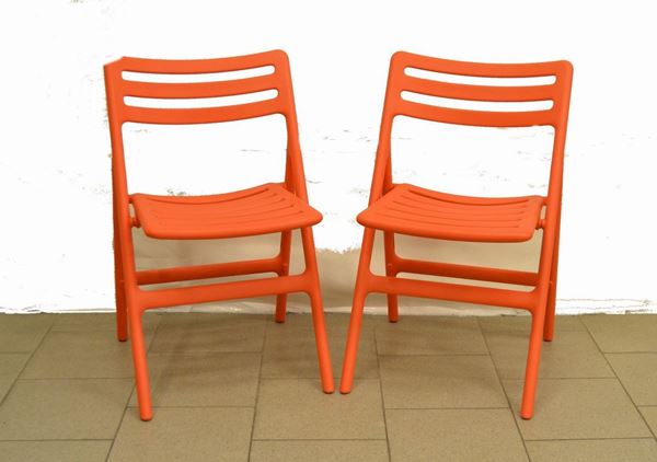 Coppia di sedie pieghevoli, manifattura Magis, design Jasper Morrison, in plastica color arancione, alt. cm 75 ( 2 )