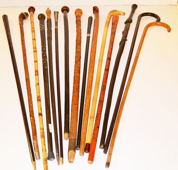 Quindici bastoni da passeggio, in legno, decorati con motivi vegetali di gusto orientale e africano (15)