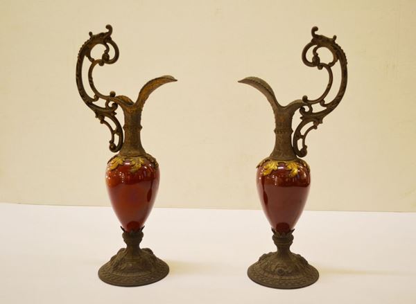Coppia di brocche in metallo dorato e porcellana