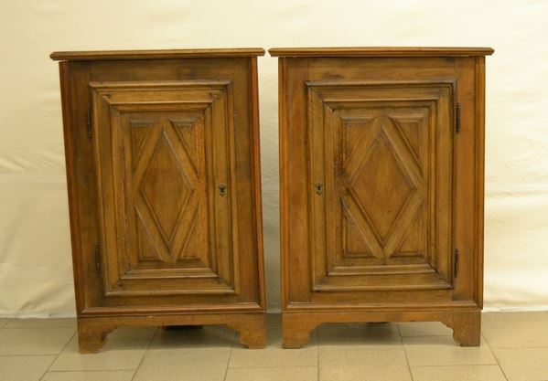 Coppia di angoliere, in noce, ad uno sportello sformellato, piedi a mensola, cm 75x37x104, parzialmente ricostruite con materiale antico ( 2 )