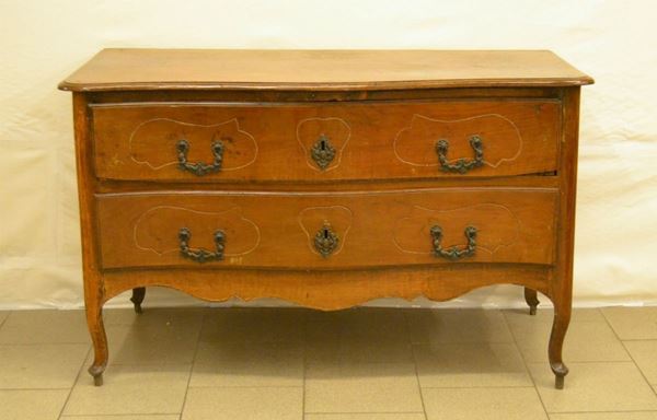 Cassettone, Emilia, sec. XVIII, in noce, a due cassetti, piano e fronte sagomato, gambe mosse, cm 132x61x80