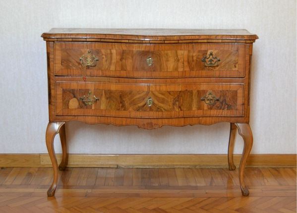 Cassettone, stile Veneto del 700, in radica di noce, fronte mosso a due cassetti, cm 110x47x83