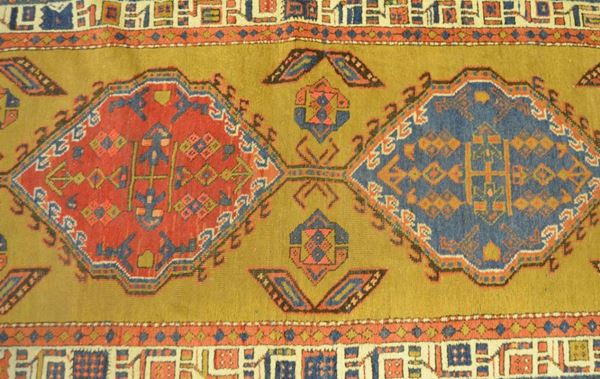 Galleria persiana, sec. XIX, fondo cammello con medaglioni rossi, cm 330x95