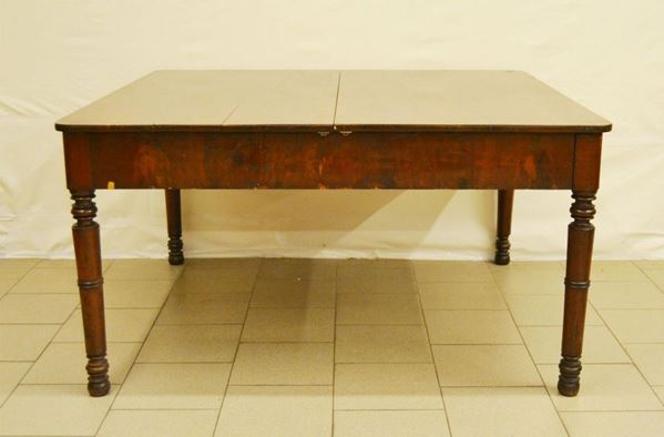 Tavolo, in legno, piano rettangolare allungabile, gambe tornite, cm 142x130x76