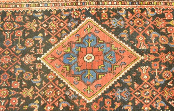 Tappeto MALAYER, sec. XIX, fondo blu con medaglione rosa e bordura azzurra, cm 390x120