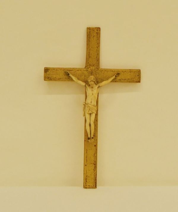Scultura, sec. XVIII, CRISTO CROCEFISSO, in avorio, su croce in legno, cm 15x25,5