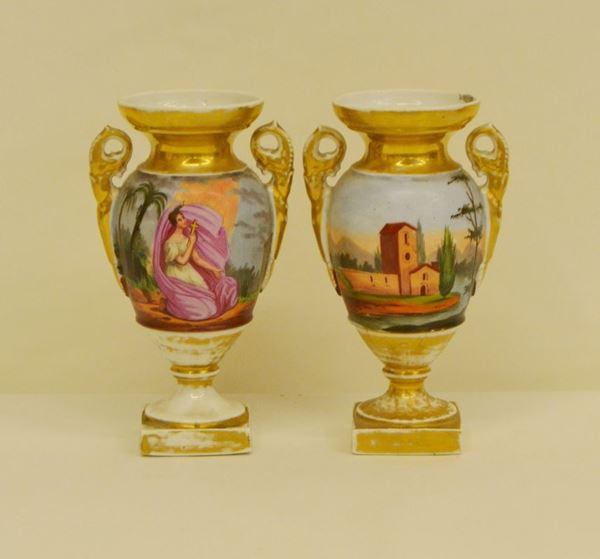 Coppia di vasetti, sec. XIX, in ceramica smaltata, decorata a PAESAGGI e FIGURE, alt. cm 19,5 ( 2 )