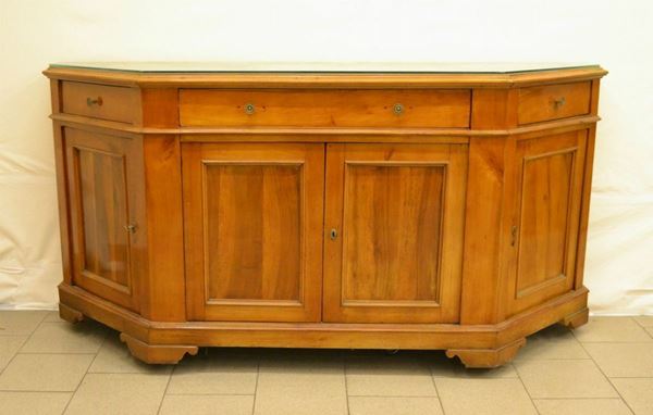 Credenza, Toscana, sec. XIX, in noce, frontale scantonato a quattro sportelli e tre cassetti, piano in vetro, piedi a mensola, cm 206x58x104, restauri