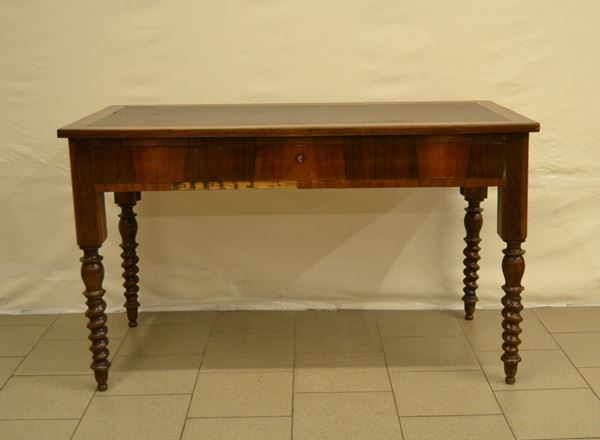 Tavolo, Toscana, fine sec. XIX, in noce, piano rivestito in pelle, un cassetto, gambe a torciglione, cm 134,5x68x80, difetti e mancanze