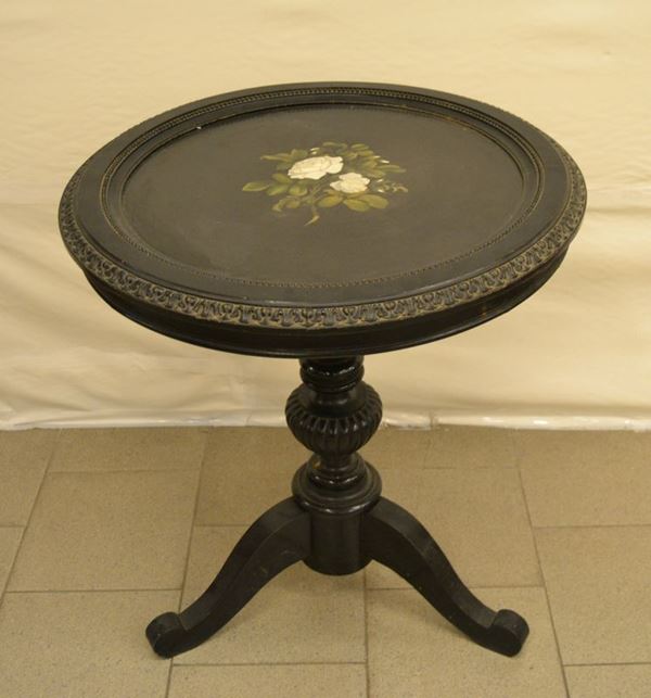 Tavolino, Toscana, sec. XIX, in legno laccato nero, piano circolare in lavagna decorato con intarsi a forma di ROSE, alt. cm 75, diam. cm 66