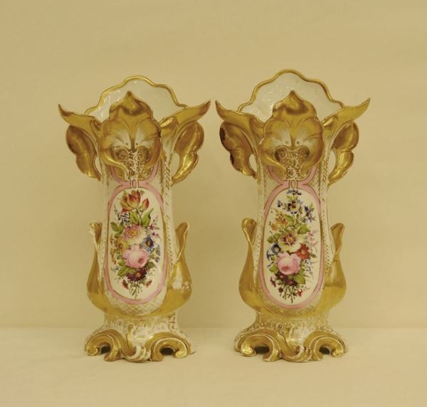 Coppia di vasi, sec. XIX, in ceramica decorata a FIORI, alt. cm 42 ( 2 )