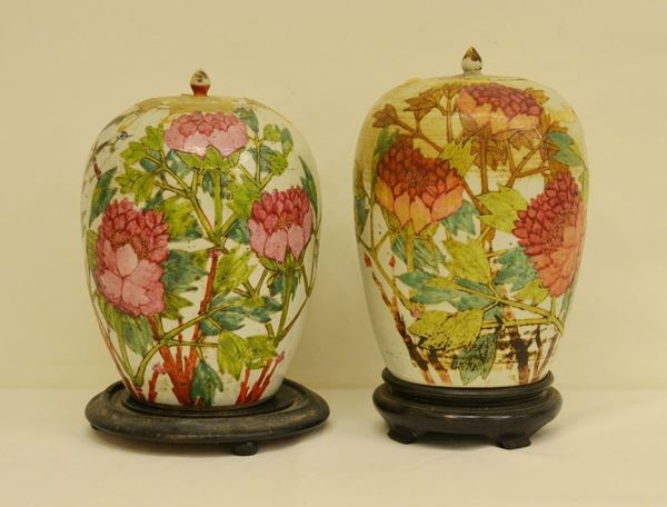Due vasi, Cina, sec. XIX, in ceramica decorata a FIORI E FOGLIE, alt. cm 31 ( 2 )