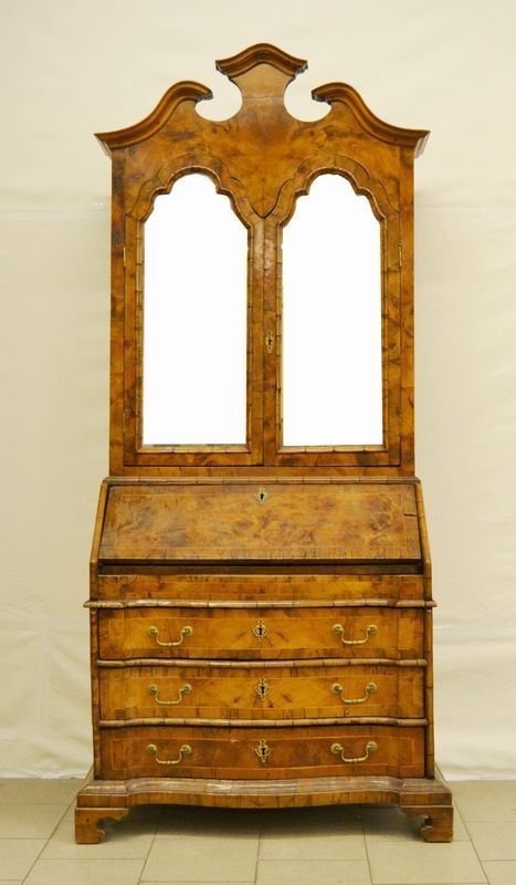 Troumeau, in stile 700, in radica di noce, base con sportello a ribalta e tre cassetti sottostanti, parte superiore a due sportelli in vetro con internamente cassettini e vani a giorno, cm 106x51x235, difetti e mancanze