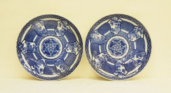 Coppia di piatti da parete, Cina, sec. XIX, in maiolica decorata con FAUNA, diam. cm 46