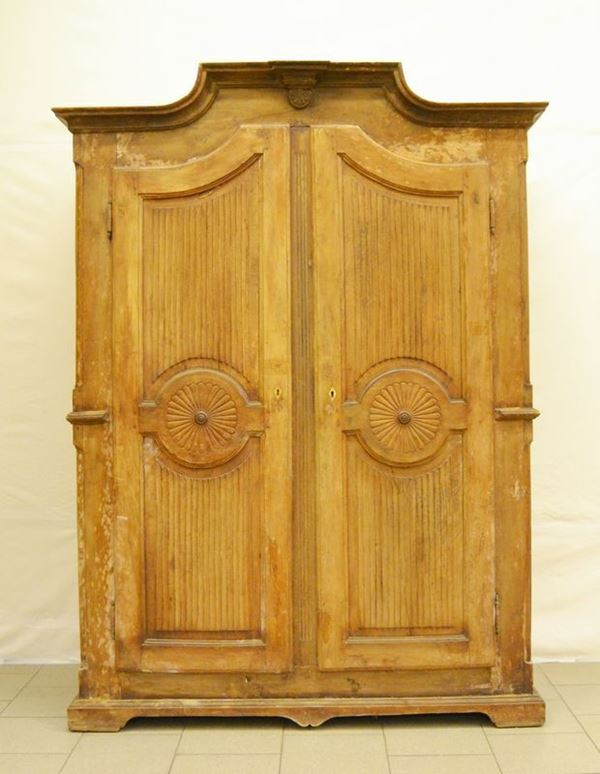 Armadio, Piemonte, sec. XVIII, in pioppo, a due sportelli sagomati e intagliati, piedi a mensola, cm 148x58,5x199, da restaurare