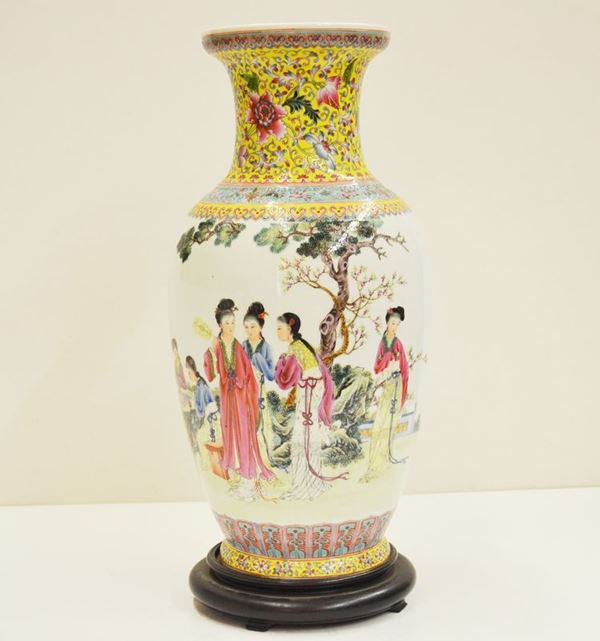 Vaso Cina sec. XX, in porcellana policroma, decorato con figure femminili in un parco e scritta, alt. cm 44