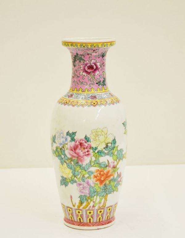 Vaso Cina sec. XX, in porcellana policroma, decorato con motivi floreali e scritta, alt. cm 31,7