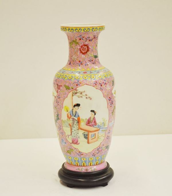 Vaso Cina sec. XX, in porcellana policroma a fondo rosa e fiori, decorato   con figure femminili entro riserve sagomate, alt. cm 30