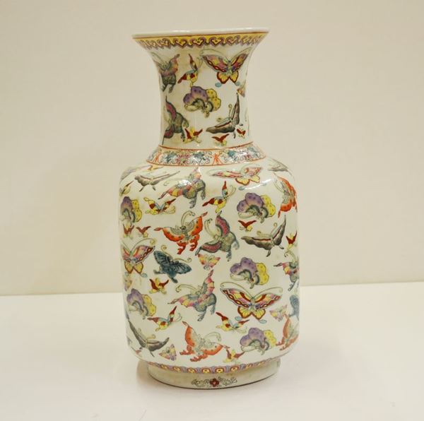 Vaso Cina sec. XX, in porcellana policroma, decorato con farfalle, alt. cm  42