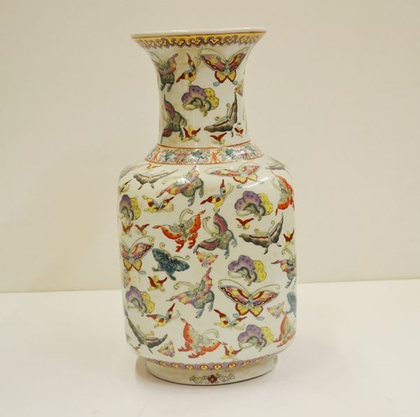 Vaso Cina sec. XX, in porcellana policroma, decorato con farfalle, alt. cm  42