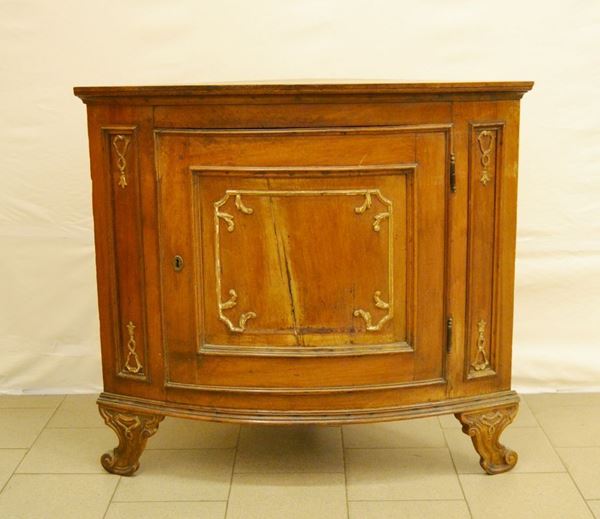 Angoliera, Italia centrale, sec. XVIII, in noce, ad uno sportello, piedi mossi, cm 114x70x103, difetti