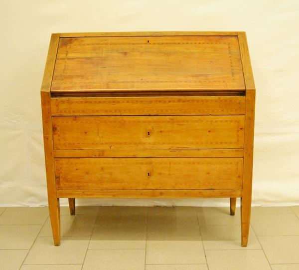 Cassettone scrivania, Toscana, sec. XVIII, in ciliegio, sportello a ribalta con internamente cassettini e vani a giorno, parte inferiore a due cassetti, gambe troncopiramidali, cm 102x45x108