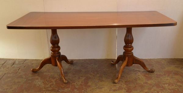 Tavolo da pranzo, Inghilterra, fine sec. XIX, in mogano, piano rettangolare con angoli arrotondati, su due fusti a balaustro scannellati e gambe a voluta stilizzata, cm 181x84x77