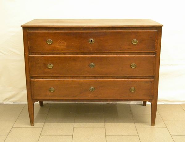 Cassettone, Toscana, inizi sec. XIX, in noce, tre cassetti, piedi troncopiramidali, cm 125x56x99