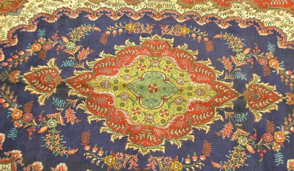 Tappeto persiano TABRIZ, di vecchia manifattura, fondo blu a motivo floreale con medaglione verde e varie bordure multicolori, cm 405x307