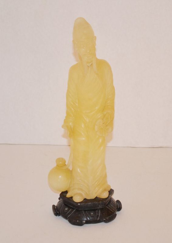 Statua di dignitario cinese, fine sec. XIX, in onice, su base ottagonale in marmo nero, alt. cm 34