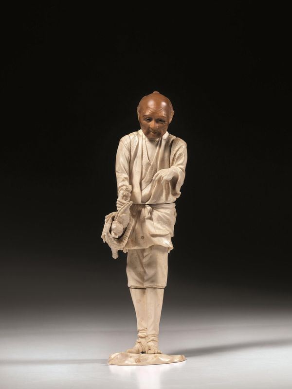 Figura Giappone sec. XIX-XX, in avorio bicolore, raffigurante contadino, alt. cm 24, difetti e mancanze