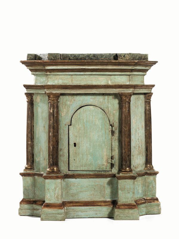 Ciborio, prima metÃ  sec. XIX, in legno dipinto nei toni del verde ed in parte dorato, di forma sagomata con quattro colonne su ali plinti e sportellino centinato al centro, cm 50x34x65
