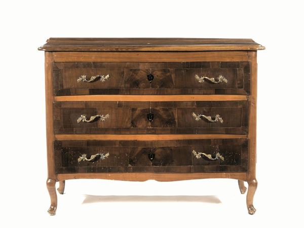 Cassettone, Italia centrale, seconda metÃ  sec. XVIII, in noce e legno di    frutto, piano sagomato in becco di civetta, tre cassetti, gambe sinuose su  piedi a zoccolo stilizzato, cm 116x52x90
