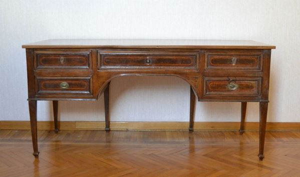 Scrivania da centro, Inghilterra, sec. XIX, in mogano filettato, fronte mosso a cinque cassetti, cm 170x70,5x81,5