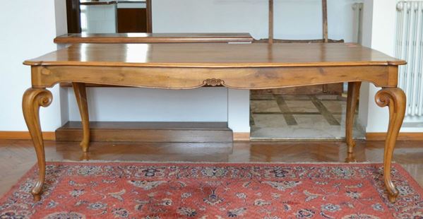 Tavolo, stile Veneto del 700, in noce, angoli stondati, piedi mossi, cm 198x97x77, completo di prolunghe