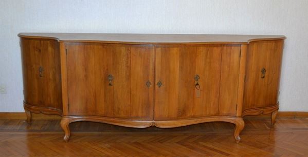 Credenza, in stile veneto del 700, in noce sagomato, a quattro sportelli, cm 268x60x95