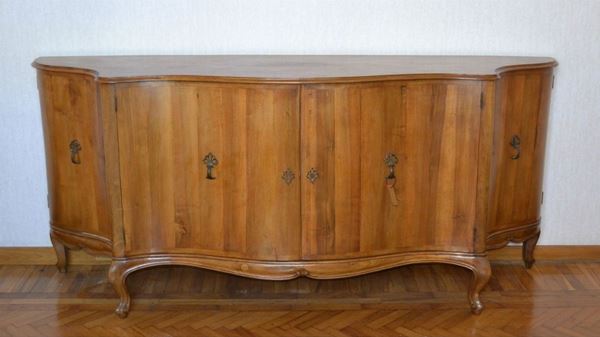 Credenza, in stile veneto del 700, in noce sagomato, cm 214x55x95