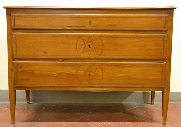 Cassettone, inizi secolo XIX, in ciliegio, piano, fronte e fianchi intarsiati a stella, gambe troncopiramidali, cm 134x64,5x97,5, alcuni danni