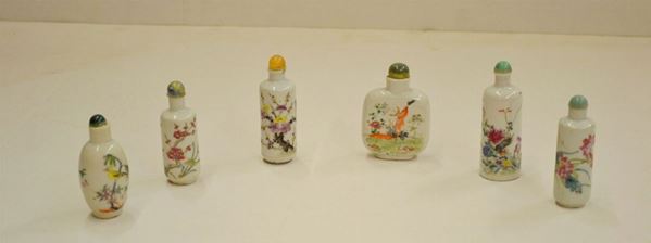 Sei snuff bottle Cina inizi sec. XX, in porcellana policroma, decorati con motivi floreali, misure e forme varie