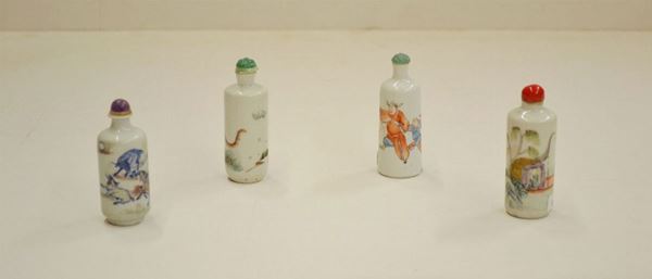 Quatro snuff bottle Cina inizi sec. XX, in porcellana policroma, decorati   con personaggi, animali e motivi di paesaggio dalla forma cilindrica, misure varie