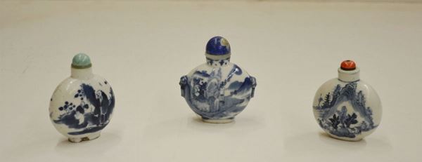 Tre snuff bottles, Cina, periodo repubblicano, in porcellana bianca e blu   decorate con motivi di paesaggi, alt. cm 8