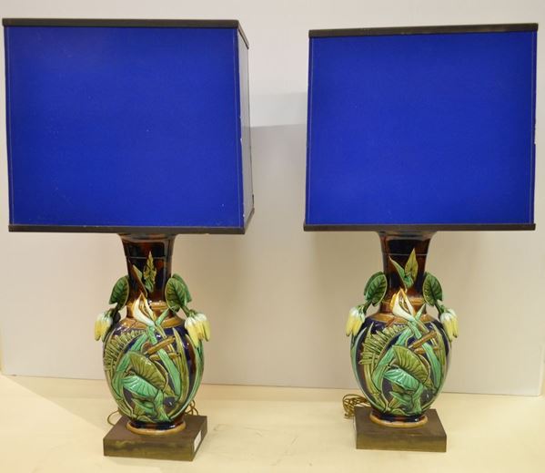 Coppia di vasi, manifattura inglese del periodo vittoriano, in ceramica     stile Palissy a fondo aubergine con applicazioni floreali a rilievo,      montati ad elettricitÃ  alt. cm 80, completi di paralumi di cartone cm       39x35,5, uno dei vasi danneggiato sul bordo (2)