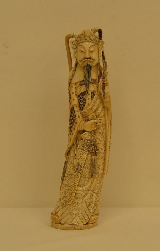 Scultura, Cina, fine dinastia QING ( 1644-1911 ) in avorio, raffigurante GUANGONG, alt. cm 34,5, difetti