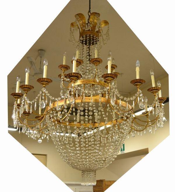 Grande lumiera, stile Impero, in metallo dorato a ventisette luci, con gocce in cristallo, alt. cm 190, diam. cm 160