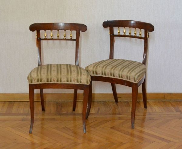 Coppia di sedie, sec. XVIII, in noce, spalliere sagomate con birilli dorati, seduta imbottita e ricoperta in stoffa a righe, gambe a sciabola