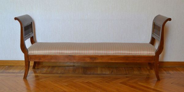 Panchetta, stile 700, in noce, con laterali sagomati, imbottita e ricoperta in stoffa a righe, cm 180x45x76