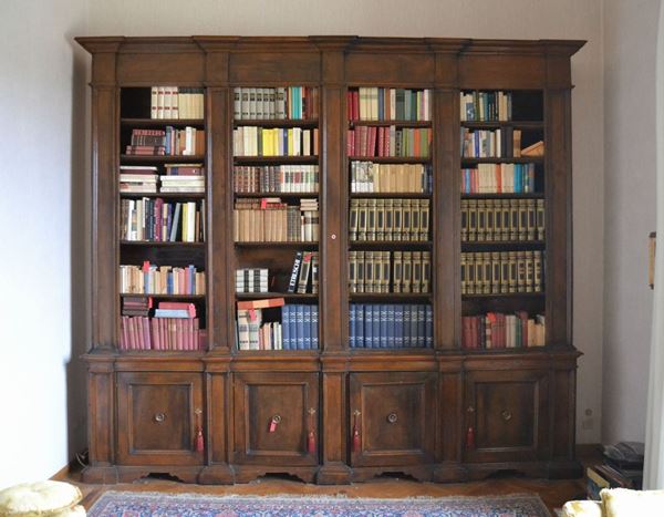 Libreria, in stile 600, in noce, a quattro sportelli sformellati e vani a giorno, tre sportellini nella parte superiore ad uso di segreto, cm 375x53x327
