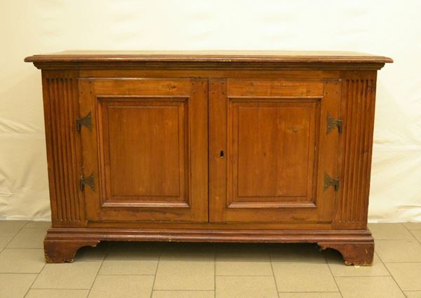 Credenza, Toscana, inizi sec. XIX, in pioppo, a due sportelli, pilastri scanalati, cm 179x68x108